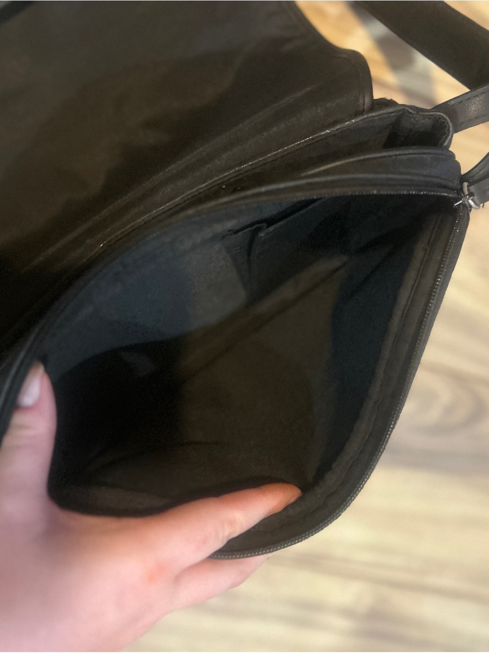 Black Leather Shoulder Bag - Timeless Everyday Carry - Picture 5 of 8